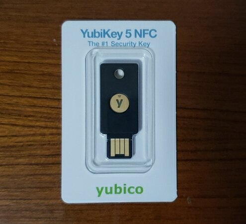 YubiKey 5 NFC 到手拍摄，很小的一个
